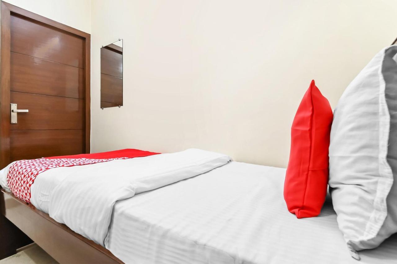 Oyo 49672 Hotel Galaxy Murádábád Kültér fotó