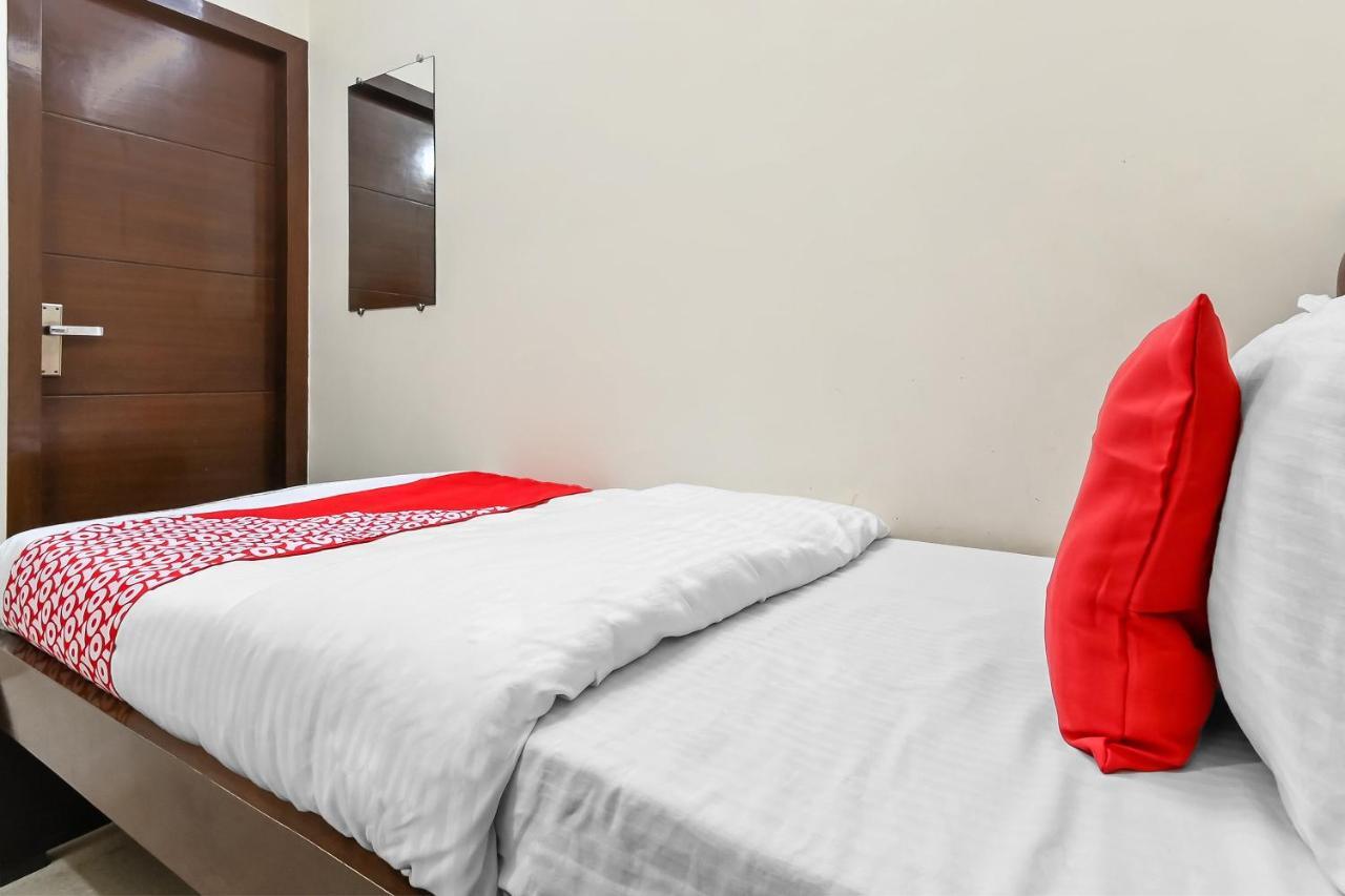 Oyo 49672 Hotel Galaxy Murádábád Kültér fotó