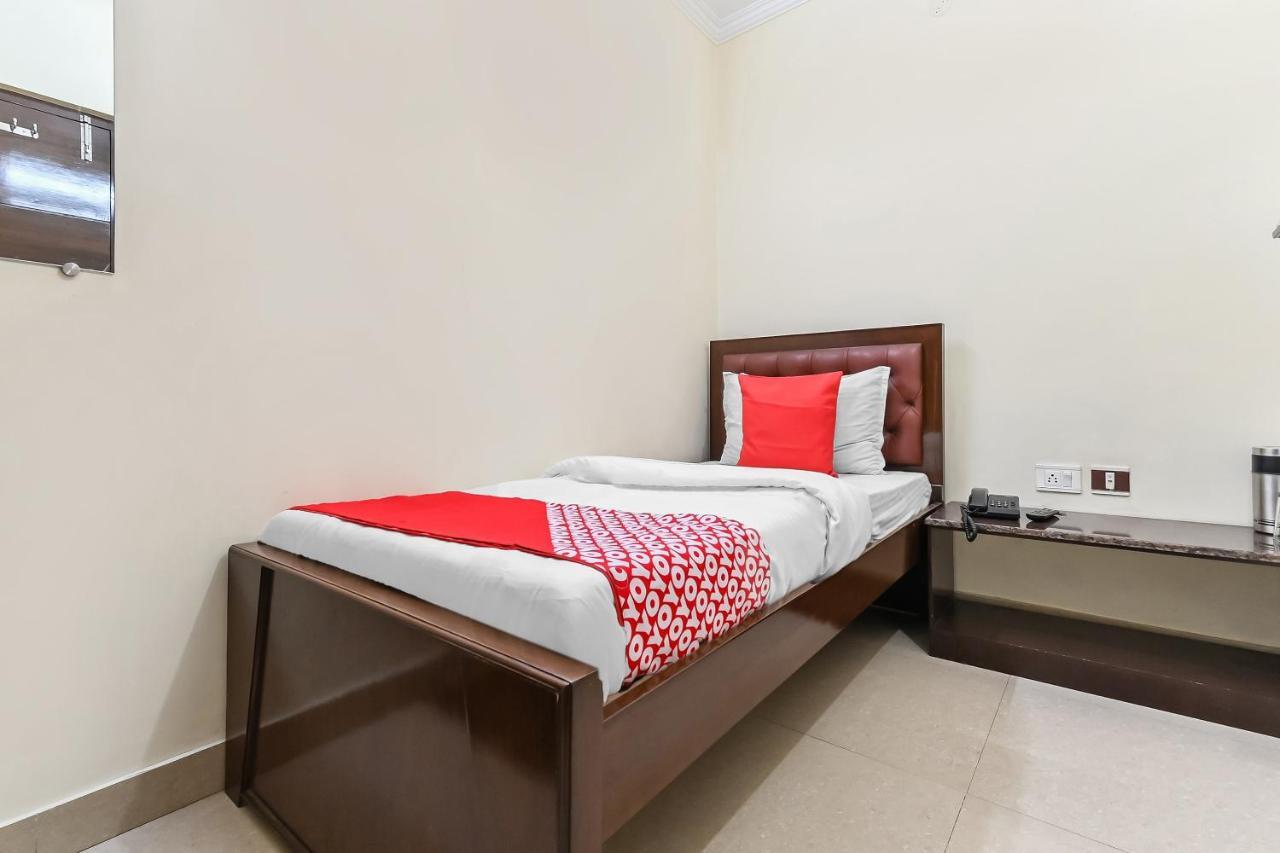 Oyo 49672 Hotel Galaxy Murádábád Kültér fotó
